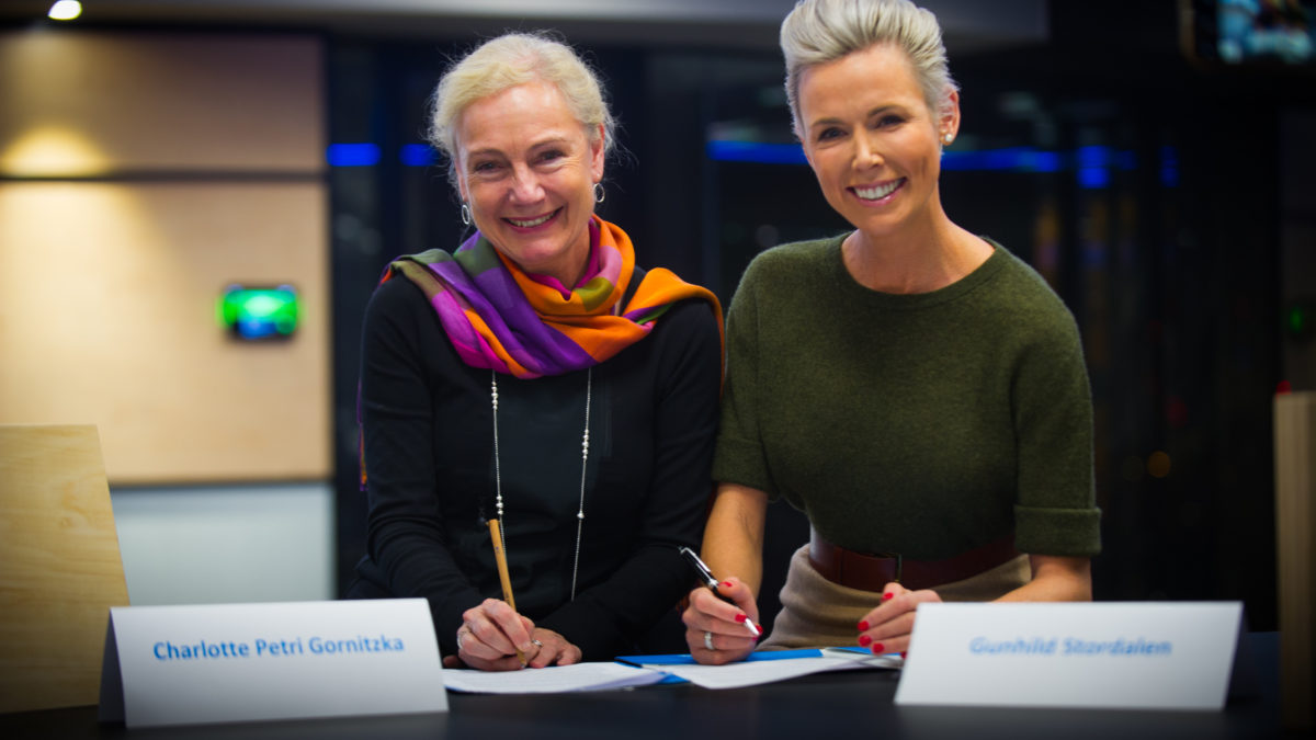 Gunhild Stordalen and Charlotte Petri Gornitzka signing official letter of collaboration